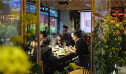 边赏油菜花边吃LD体育在线·（中国）官方网站清油火锅，不负大好春光！